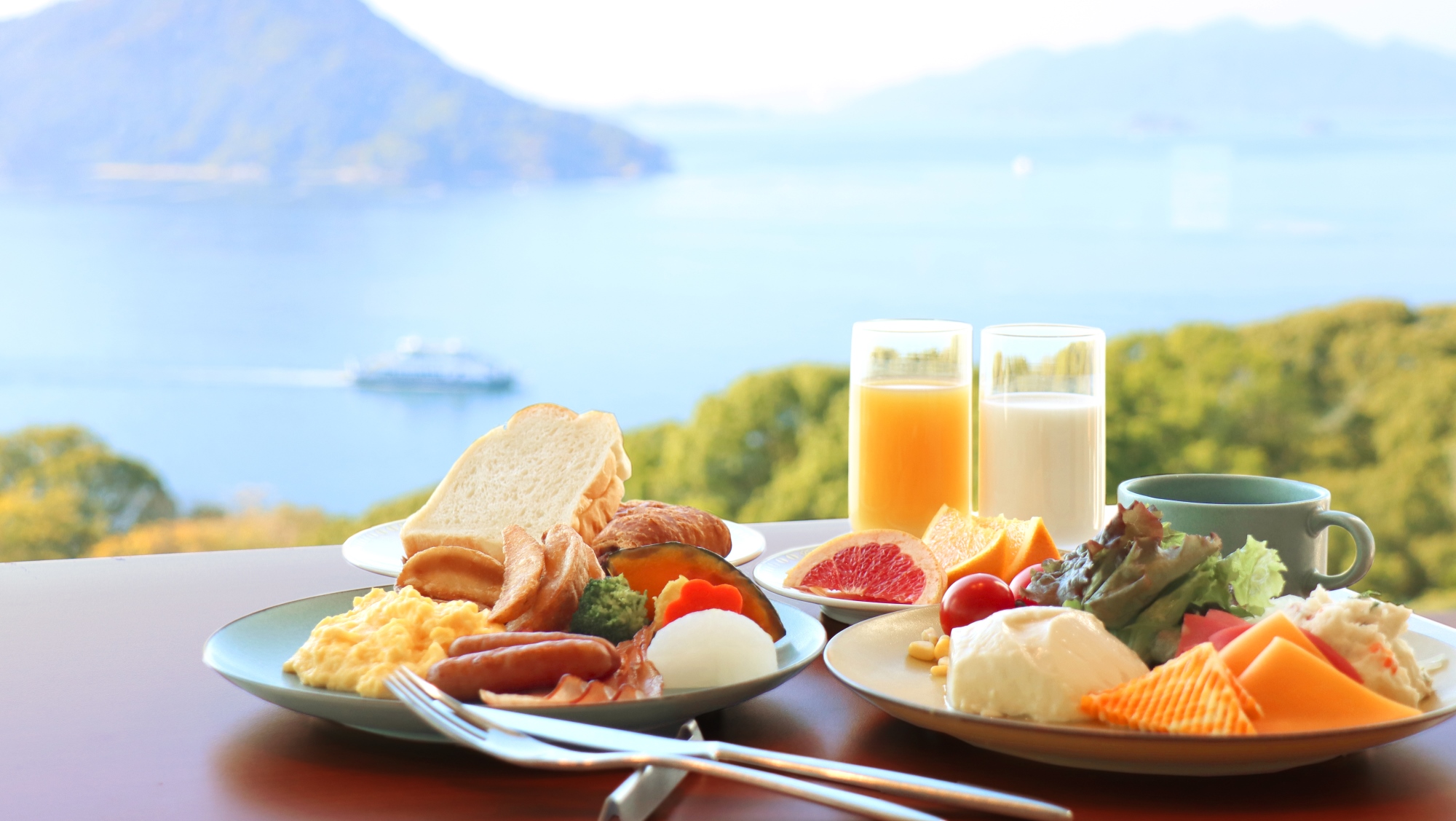 ご朝食は瀬戸内の絶景とともに。和洋ブッフェまたは「広島なだ万」和朝食よりお選びいただけます。（※和洋ブッフェイメージ）
