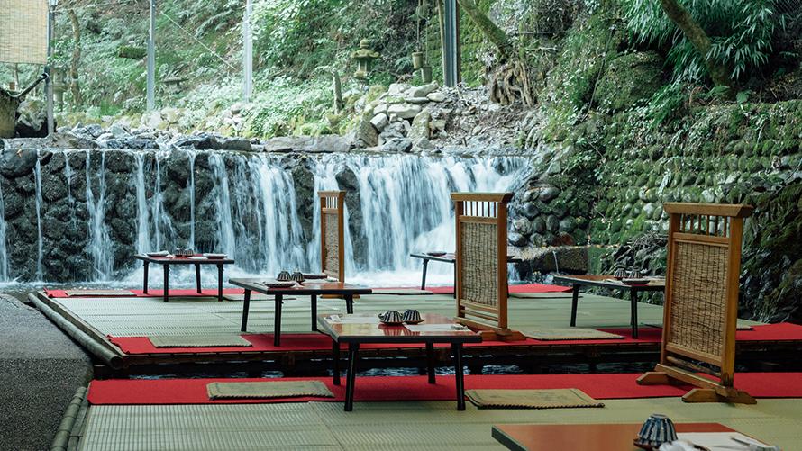 貴船川沿いに並ぶ川床の風景は「京の夏の風物詩」
