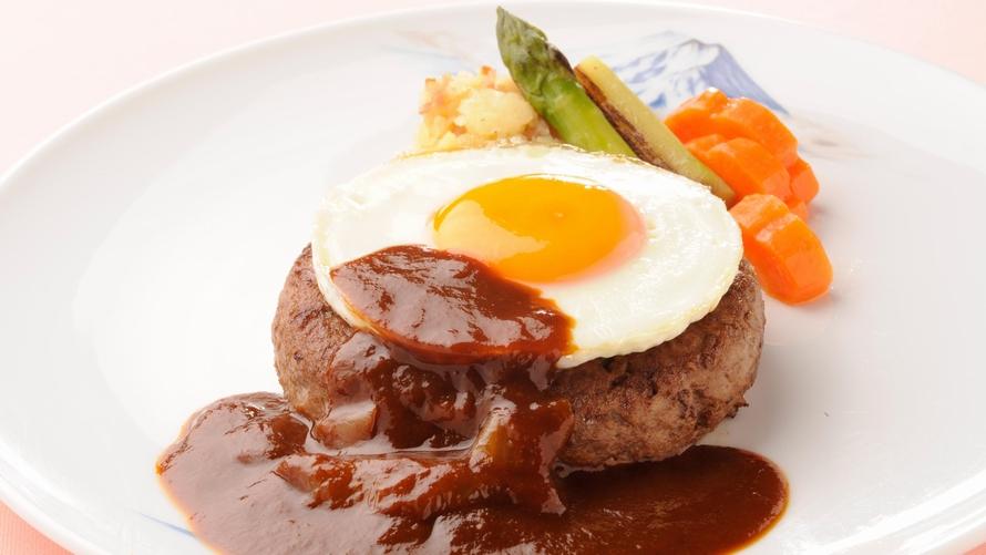国産牛肉のハンバーグステーキフライドエッグ添えイメージ