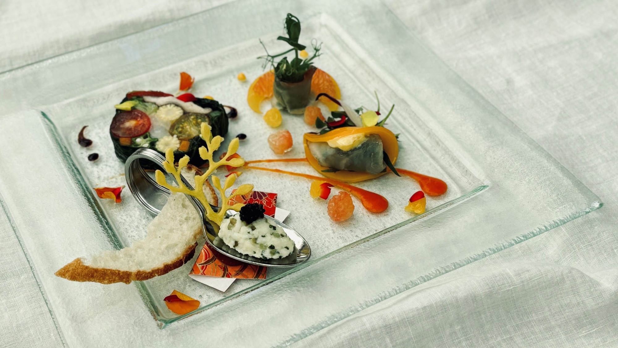「真鯛のデグリネゾン」は、真鯛を3種の調理法で仕上げた料理長渾身の一皿。鮮やかな見た目と、芳醇な香りをお楽しみいただけます。（※イメージ）