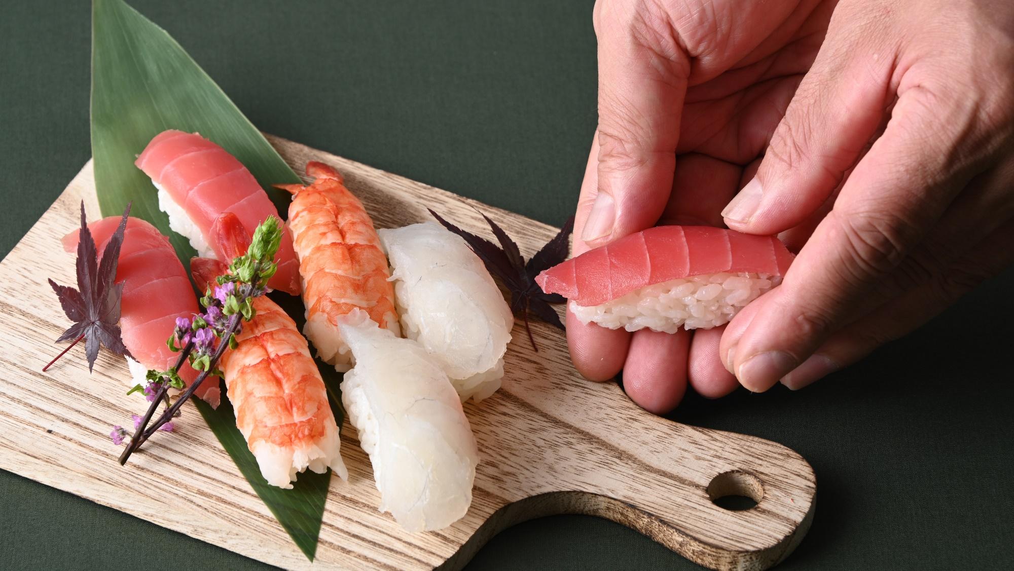 握り寿司は日替わりのネタをご用意し、お客さまの目の前で仕上げます　※イメージ