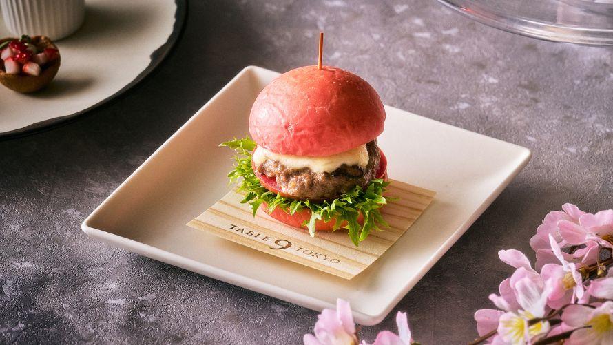 オニオンソースと桜の香るチーズのミニバーガー