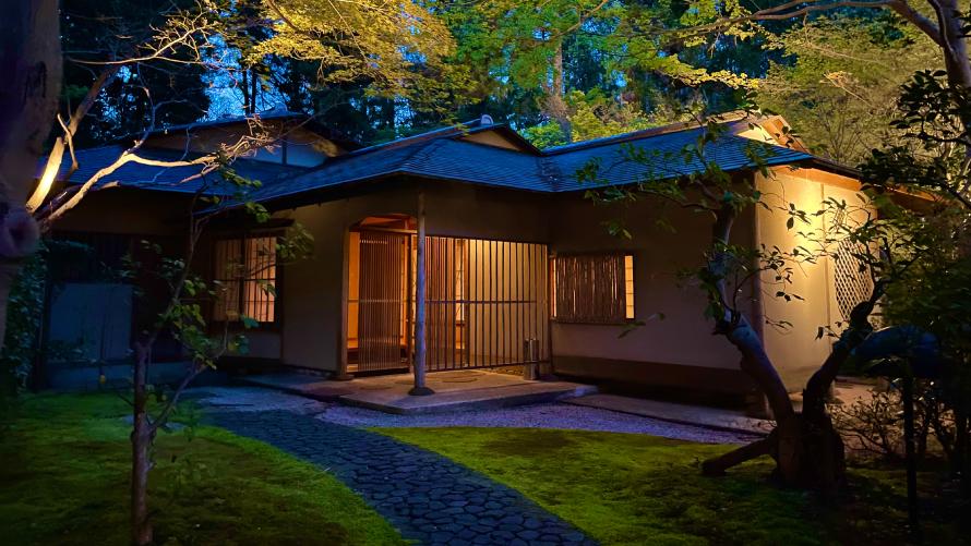 日本庭園に建つ数寄屋造りの茶寮