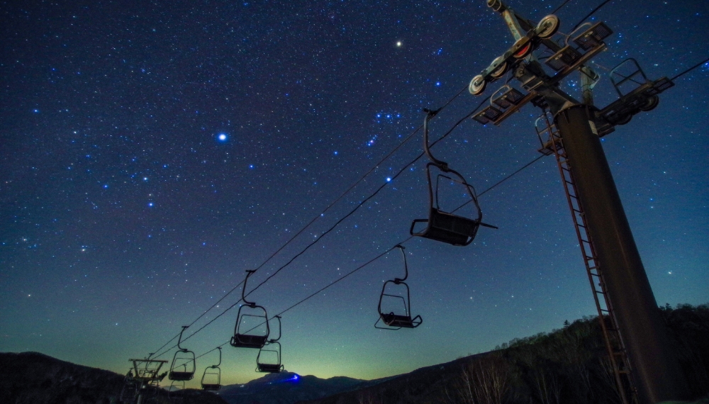 星の輝きに心打たれる標高1800mの天然プラネタリウム