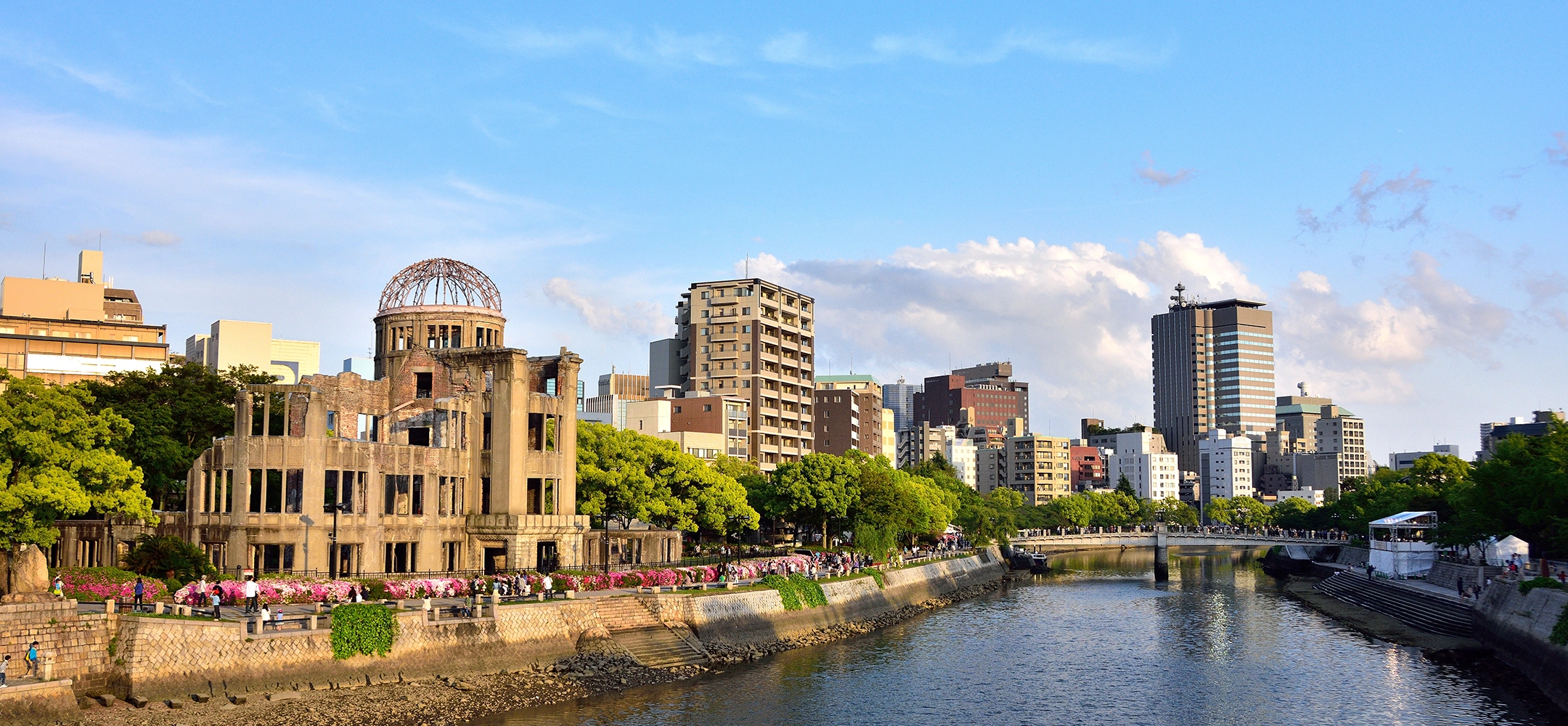 原爆ドームと広島の街並み