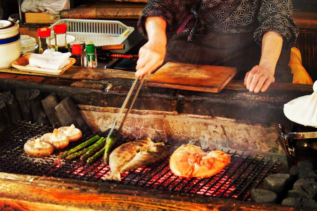 長年愛される炭火焼きの食文化