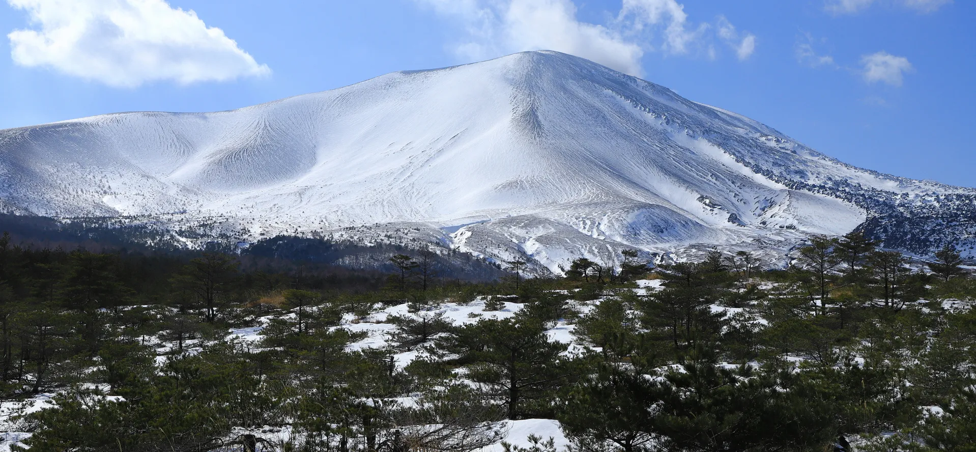 雪の浅間山