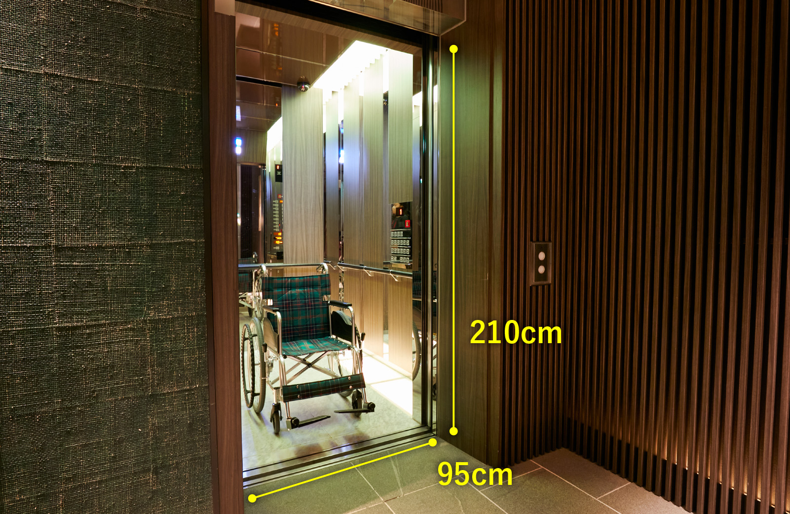 館内エレベーター　入口幅95センチメートル　高さ210センチメートル