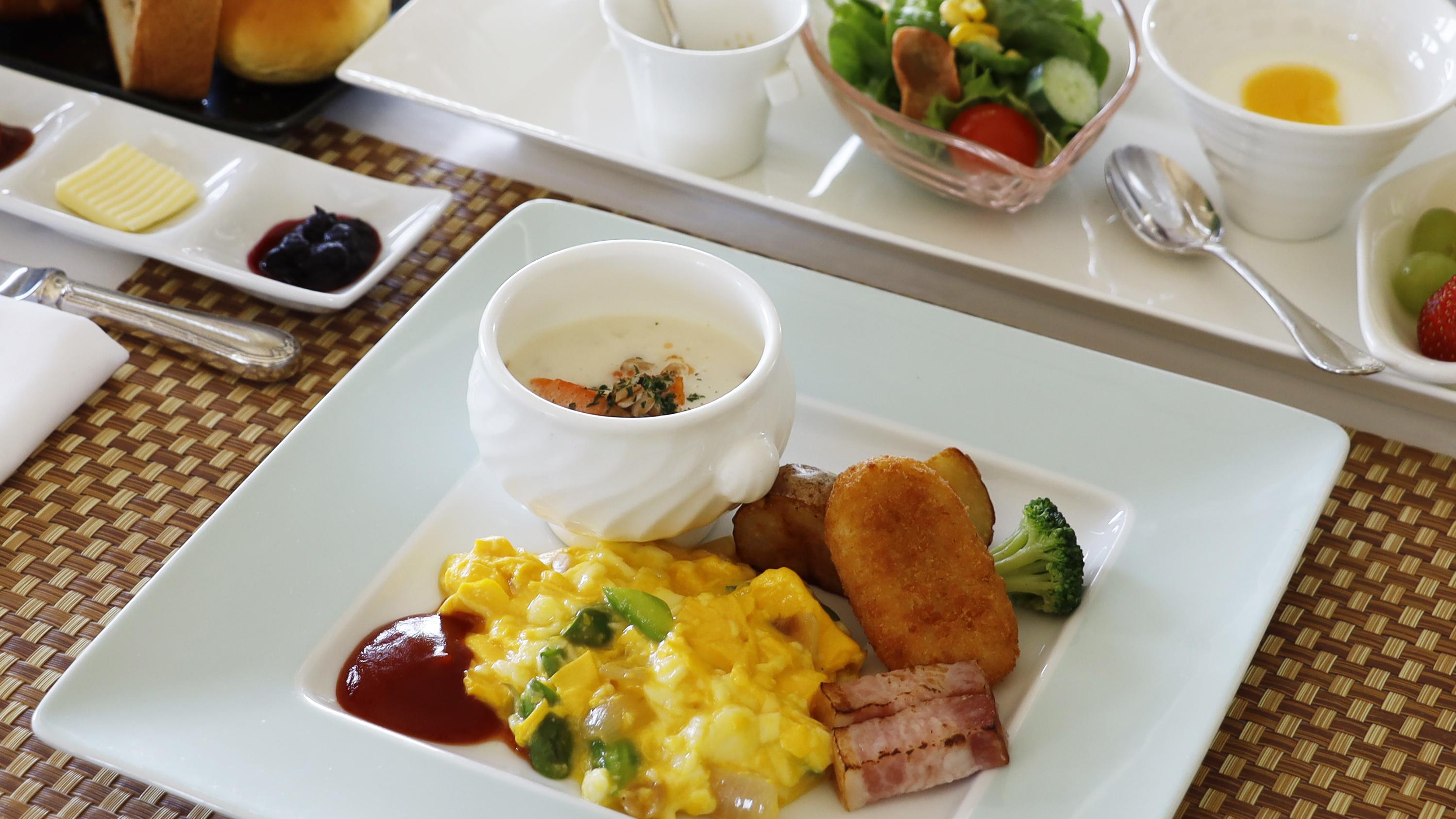 朝食は、ホテル最上階からの眺望とともにごゆっくりとお楽しみください。「洋定食」または「和定食」をお選びいただけます。