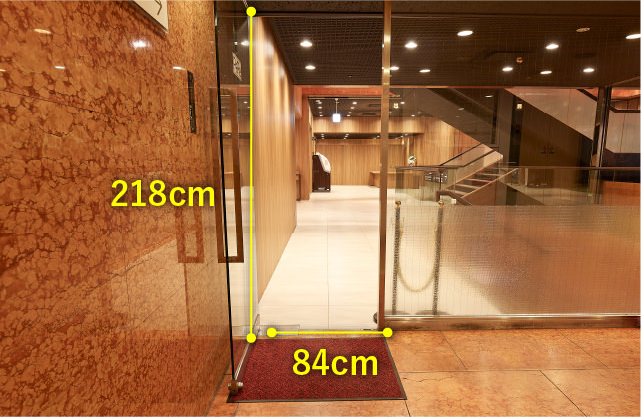 駐車場からホテル入口 横幅84センチメートル 高さ218センチメートル