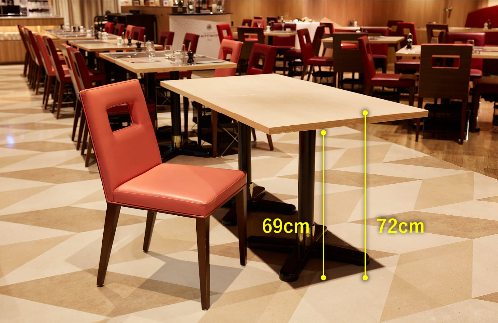 ブッフェダイニング プリンスマルシェ　テーブルの高さ72センチメートル　テーブルの天板下から床までの　高さ69センチメートル