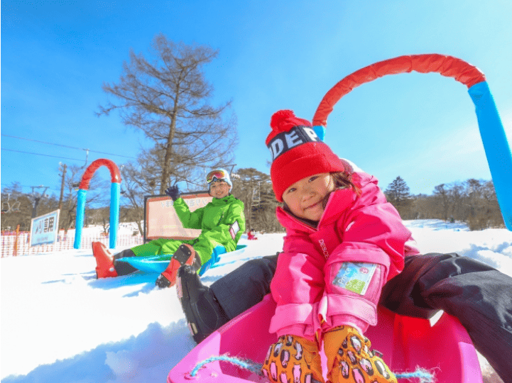 小さな子供が雪遊びを楽しんでいる光景